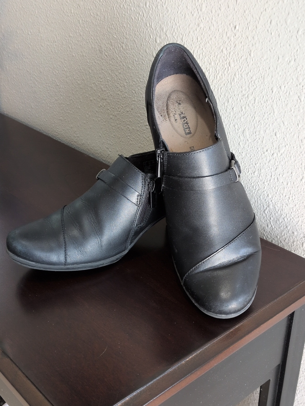 Clarks Emalie Katy Short AnklWomen's Black Leather Slip-On Loafers with Side Zip